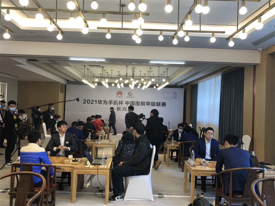 第28分钟，德凯特拉雷获得单刀机会，突入禁区后打门被迈尼昂扑出，慢镜头显示德凯特拉雷也是越位在先了！